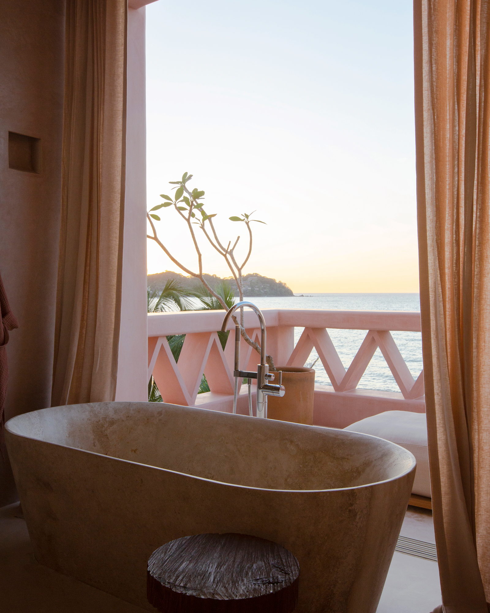 casa-rosada_villa_sayulita-mexico_interior-bathroom-tub.jpg