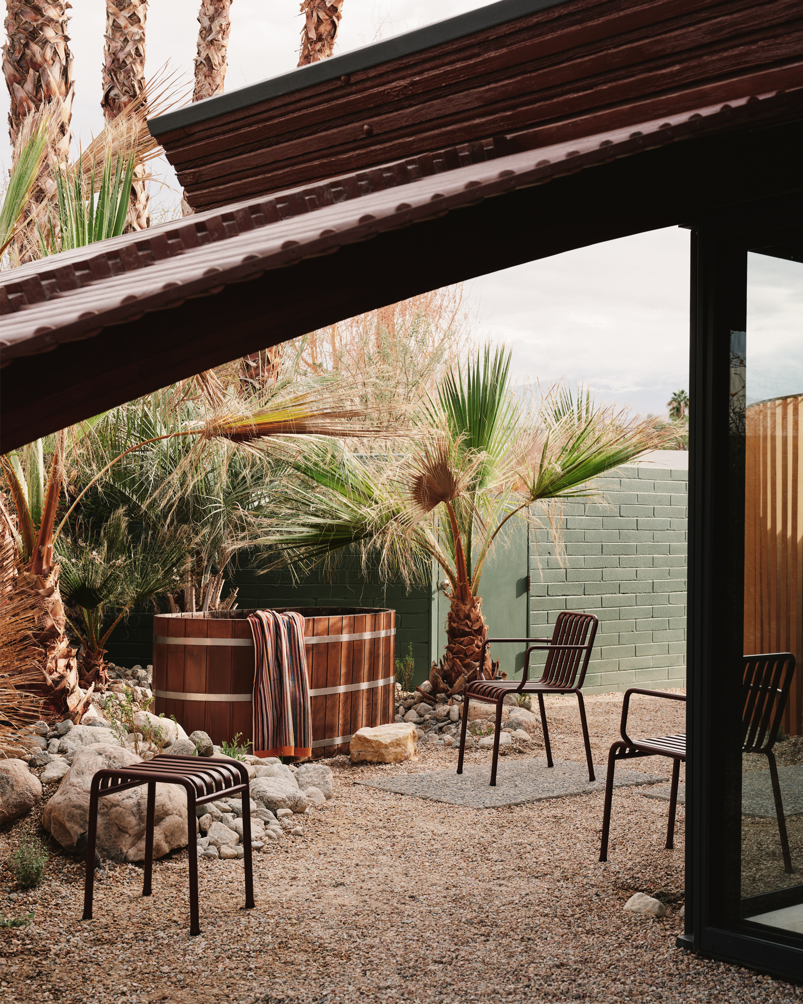 DWRXBoutique_house_Palm-Desert_California_exterior-tub.jpg